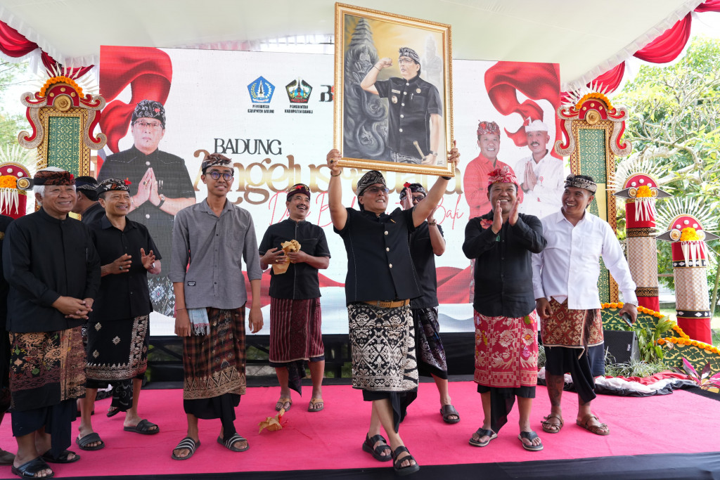 Bupati Giri Prasta Serahkan Bantuan Hibah dan BKK Untuk Kabupaten Bangli dan Klungkung